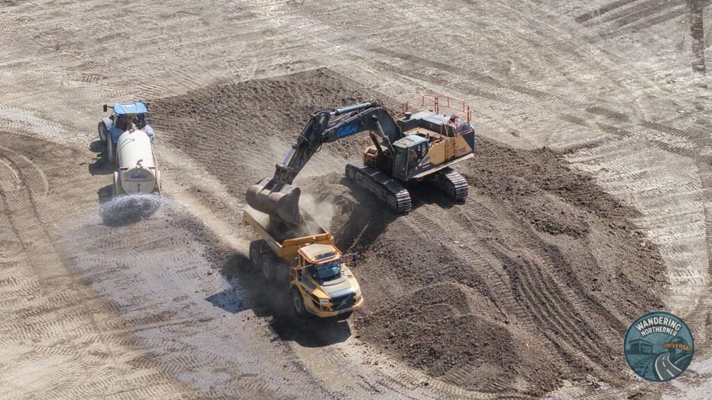 The 75 ton excavator clears a pile of soil